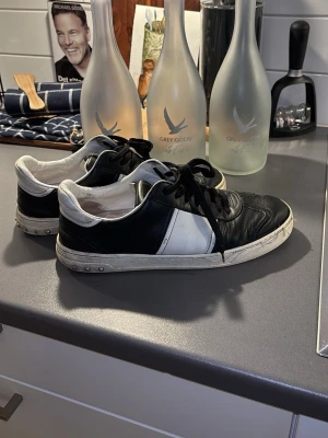  Valentino flycrew - Svarta skin skor från valentino i modell flycrew. Storlek 42,5. Saknas nitar och har  används flitigt men har lite till att ge!  