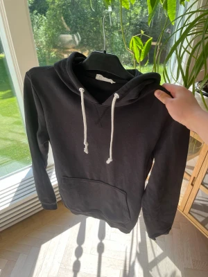 Svart hoodie med vita snören Pier one - Snygg Pier one hoodie svart👑 |Storlek S| Helt ny! Hör av dig vid funderingar