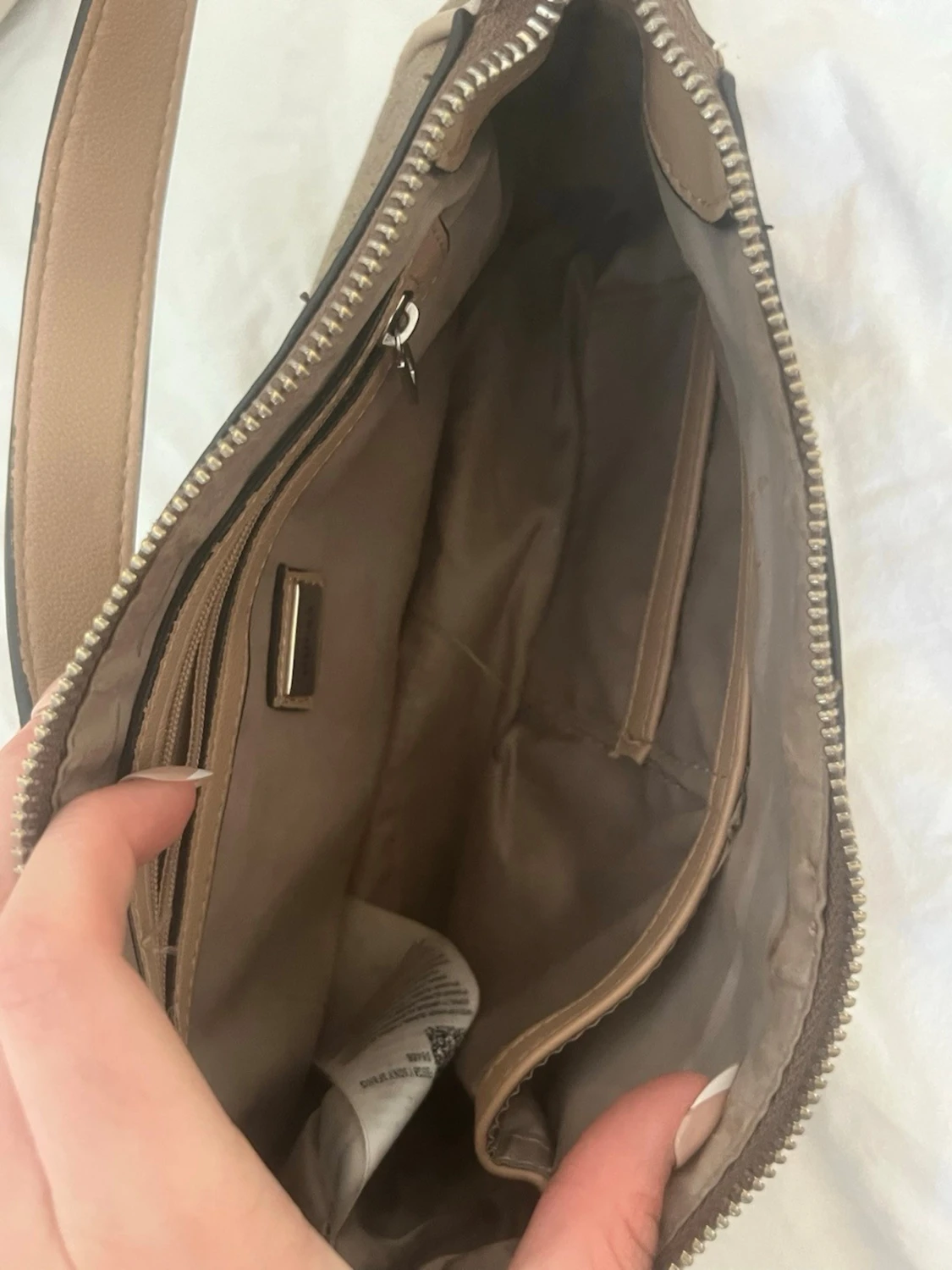 Beige axelremsväska från Guess - 4