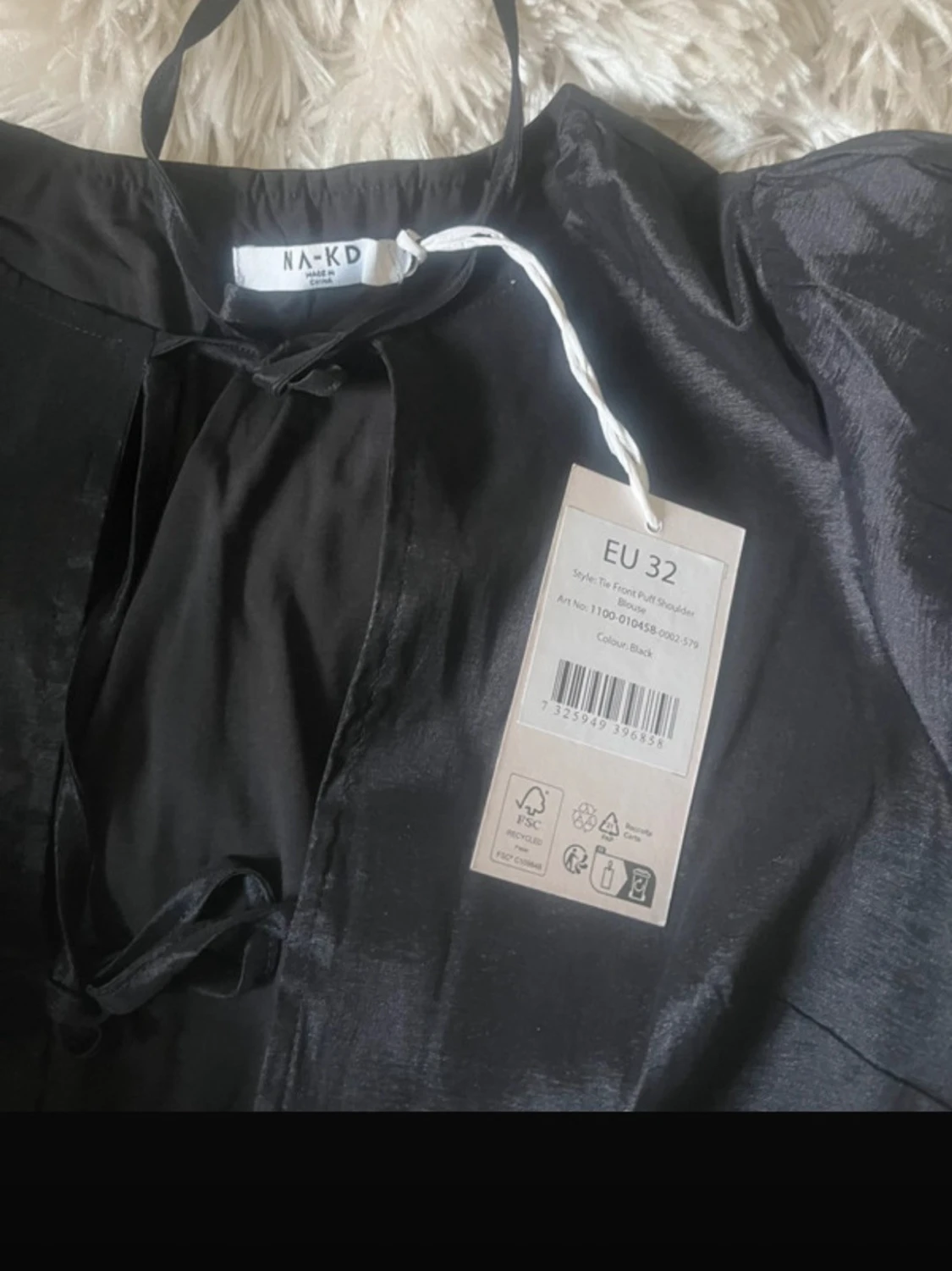 Svart glansig blus från NA-KD - 1