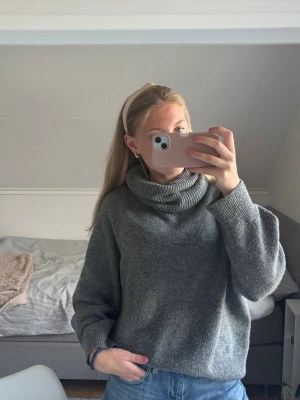Grå polotröja i stickat material - Grå stickad polotröja med bred krage och avslappnad passform!