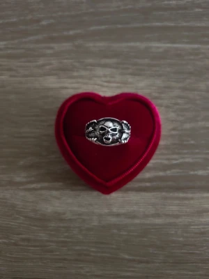 Silverfärgad ring med dödskallemotiv - ring i storlek 19,4mm, silverfärgad. 