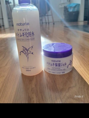 Naturie Hatomugi Skin Conditioner - Fräsch toner från Naturie i en genomskinlig plastflaska med lila text och växtmotiv. Innehåller 500 ml och är perfekt för att återfukta huden. Passar dig som vill ha en lätt och uppfriskande bas i din hudvårdsrutin. Dom är helt ny
