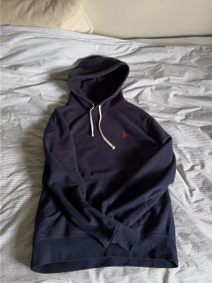 Mörkblå hoodie från Polo Ralph Lauren - Mörkblå Ralph hoodie som självklart är äkta utan några deffekter alls! Hör av dig vid funderingar