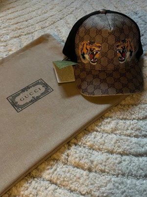 Keps  - Säljer en jättefin, helt oanvänd och ny keps från Gucci. Fick den som present men kom aldrig till någon användning därmed säljer jag den!
