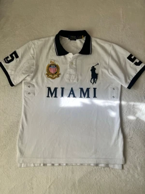 Polo Ralph Lauren Chief Keef Miami - Vit piketröja från Polo Ralph Lauren. Storlek S men är stor i storlek (Storlek M). Pris kan diskuteras!