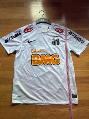Vit Santos Nike - Säljer en vit Santos T shirt! Helt ny aldrig används👍. Påse och tags fås med vid köp💸 fraktas direkt efter köp🚛