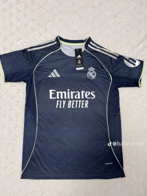 Real Madrid Adidas matchtröja blå - Stilren och högkvalitativ fotbollströja inspirerad av Real Madrids senaste design. Tillverkad i ett lätt och ventilerande material som ger hög komfort både vid träning och i vardagen. Storlekar: S, M, L Skick: Ny 