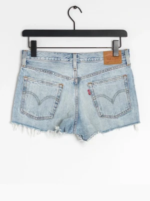 Levi's ljusblå jeansshorts med fransar - Säljer ett par klassiska ljusblå jeansshorts från Levi's med råa, fransiga benslut och slitna detaljer. Shortsen har fem fickor, bälteshällor och knappgylf. Perfekta för sommaren och ger en avslappnad vibe.