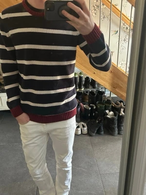 Dobber tröja - En super snygg tröja från Dobber med snygga röda detaljer. 