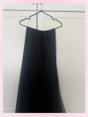 Svart chiffon sjal  - Säljer denna långa svart chiffron sjal 💞