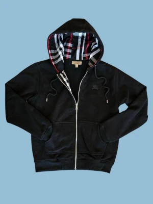 Svart Hoodie från Burberry - Fet Burberry Hoodie I Skick Mycket Bra | Storlek M I Färg Svart I Pris diskuterbart 😊