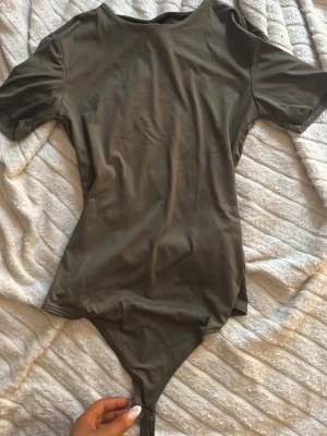 Olivgrön kortärmad body - Olivergrön body från new yorker