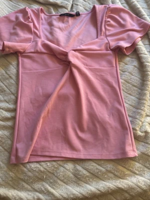 Rosa topp med knut framtill - Rosa tröja från vero Moda med knut detalj❤️.