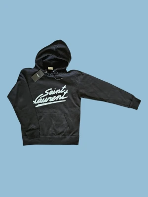 Svart Saint Laurent hoodie - Snygg Svart Hoodie från YSL | Storlek S passar XS | Skick 9/10 | Färg Svart | Pris diskuterbart 😊
