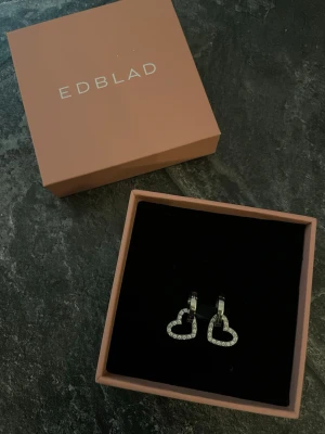 Silverfärgade hjärtörhängen från Edblad - Jättesnygga basic örhängen från Edblad som inte använts mer än 2-3 par gånger. 