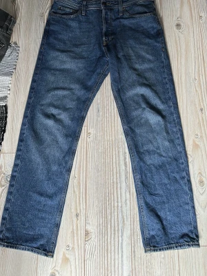 Jack & Jones jeans - Jack and Jones jeans relaxed chris storlek 31/30.      Fint skick. Bara att höra av dig om du vill ha fler bilder.