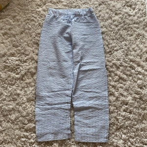 Randiga blåvita linnebyxor  - Lätta och luftiga linnebyxor i blått och vitt ränder🩵 midjemått 30x2 cm (plus stretch) Innebenslängden 63 cm gren 24 cm🤍