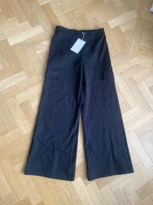 Nya cargobyxor från Notes du Nord - Nya cargobyxor från Notes du nord i storlek 38. Nypris 1890 kr.