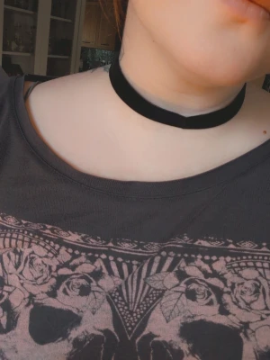 Choker - Choker, endast testad. 2cm tjock. Lite sammetsliknande tyg. Kan skickas via plick eller med ett frimärke. ☺️