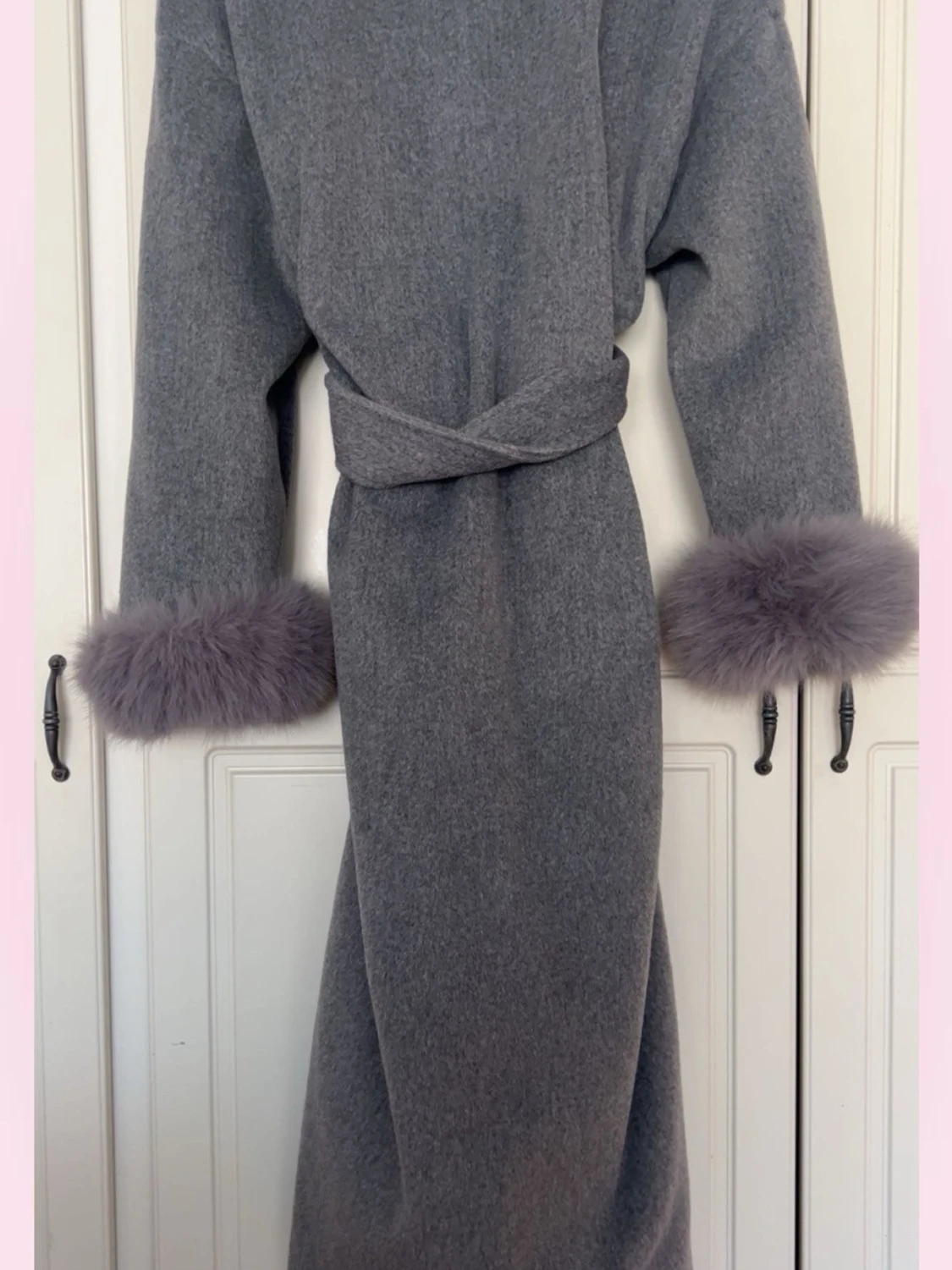 Grå lång kappa med päls arm - 1