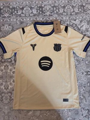 Beige FC Barcelona x Nike matchtröja x Kobe - Helt ny FC Barcelona tröja – aldrig använd, med tag kvar 💯 Stilren beige design med svarta detaljer, riktigt clean 🔥  Finns i storlek: S (flera i lager)  Passform: Normal Skick: 10/10