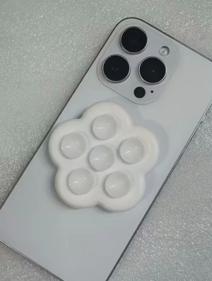 Mobilhållare i silikon – blomform - Praktisk och söt mobilhållare i silikon med stark sugfunktion. Fästs enkelt på släta ytor som speglar, kakel eller duschväggar. Perfekt för att hålla mobilen handsfree i badrum, kök eller gym. Tvättbar, återanvändbar och lätt att bära med sig.