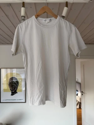 Klassisk vit t-shirt i bomull - basic Cdg Shirt tshirt. den är i storlek M men har krympt lite 