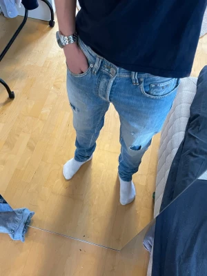 Sartoria Tramarossa Limited edition custom jeans (1 of 1) - Säljer nu mina älskade Sartoria Tramarossa jeans! Jeansen är ur en limiterad upplaga och har dessutom blivit handsydda så att de är one of a kind. Alla detaljer är valda specifikt för dessa jeans och detaljerna är många och sjukt snygga😊 Passformen är som handen i handsken🙌 Nypris är 7500 kr så detta är verkligen en steal🤩 Skriv vid funderingar 📲🤝