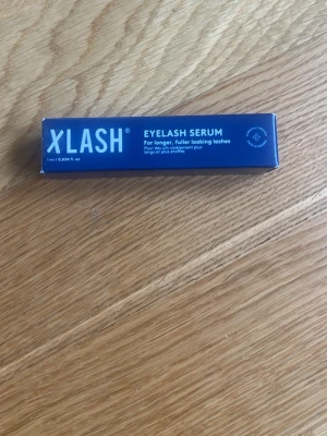 Xlash Eyelash Serum 1 ml - Ett ögonfransserum från Xlash i en blå förpackning. Serumet är framtaget för att ge längre och fylligare fransar. Förpackningen är av kartong och innehåller 1 ml produkt. Perfekt för dig som vill boosta dina fransar med ett välkänt märke. Finns att hämta i Stockholm! 