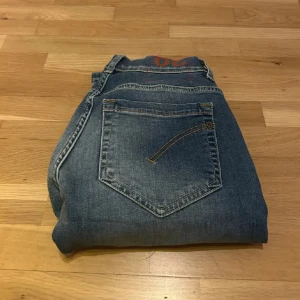 Dondup geroge - Ett par riktigt feta dondup George, passar perfekt för dig som söker nya jeans för bra pris, tveka inte att höra av dig vid frågor! Nyaste modellen!