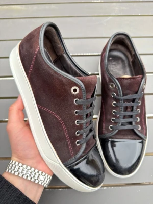 Lanvin uk7 vinröd - Säljer nu dessa sjukt feta lanvins i perfekt skick! Size uk7 som motsvarar 41-42! Skick 9/10 fina utsn defekter. Perfekta för sommaren! Nypris 5000kr ! Hör av dig vid intresse 🤩📦