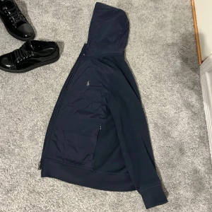 Mörkblå cardigan Polo Ralph Lauren - Cardigan från polo Ralph lauren köpt i deras butik i marbella för 3500 mitt pris 1500 kan gå ner vid snabb affär. Passar perfekt inför sommaren och hösten men även våren.