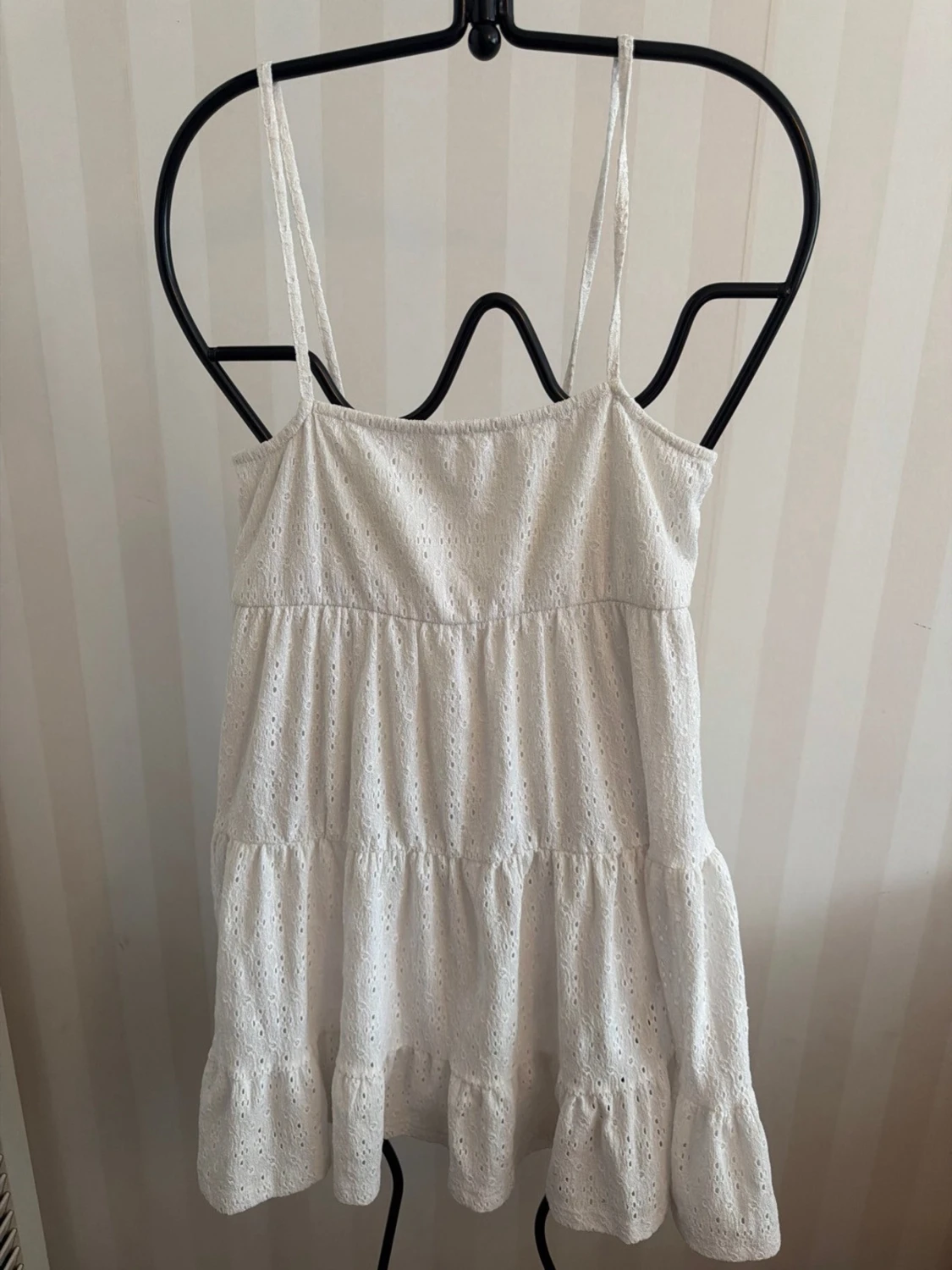 Vit somrig klänning med spetsdetaljer