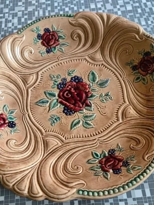 STORT MAJOLIKA FAT UPPLÄGGNINGSFAT ART DECO JUGEND RETRO VINTAGE PORSLIN KÖK - Stort (ca 34 cm brett) vackert Majolikafat från Arol Halden.  Fatet är i fint skick förutom några små skav på undersidan som ej syns ovanifrån. Detta skickas mycket väl inslaget i plast mm