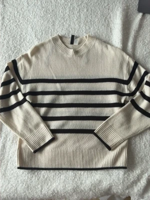 Randig ribbstickad tröja - En randig ribbstickad tröja från hm. Används 1-2 gånger, Storlek xxs men passar mig som har s-m. Kontakta mig om du har några frågor 😊