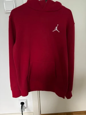 Röd hoodie från Jordan med logga - Röd hoodie från Jordan, knappt använd. Den e från zalando storlek 163/175