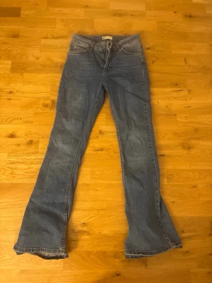 Blåa bootcut jeans från Gina Tricot  - Ett par fina blåa bootcut jeans från Gina Tricot. Jeansen är i M men skulle säga att de är lite mer som S😊