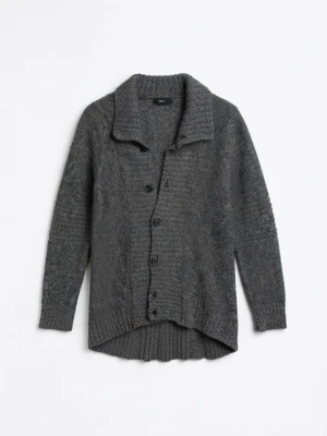 Mörkgrå kofta från Emilio - Snygg mörkgrå stickad kofta från Emilio med stora knappar framtill och bred krage. Koftan har ribbade muddar och en längre bakdel för extra stilpoäng. Perfekt för lager på lager och chill höstoutfits.