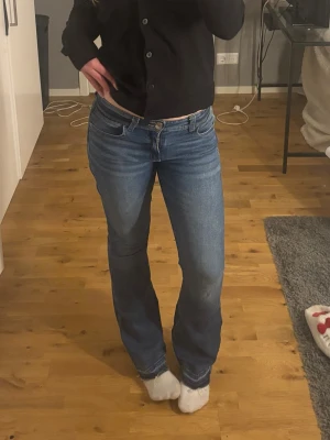 Blåa jeans från Gina Young  - Jätte fina blåa jeans från Gina Young i storlek 170. Jeansen är lågmidjade och bootcut, jag har även sprättat upp de nertill då jag tyckte de var lite korta på mig☺️