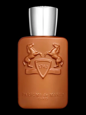 Parfums de Marly parfym brun flaska - Lyxig parfym från Parfums de Marly i en matt brun flaska med silverfärgat lock. Flaskan har ett elegant reliefmönster med två hästar och texten '1743' samt märkets logotyp ingraverad. Perfekt för dig som gillar exklusiva dofter och snygg design.