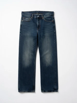 Blå loose fit jeans från H&M - Säljer ett par blå straight loose fit jeans från H&M. Jeansen har en avslappnad passform, raka ben och klassisk femficksdesign. Materialet är denim i bomull och färgen är mörkblå med slitningar på låren för en cool vintage-look. Nypris runt 500kr, använda 1 gång..