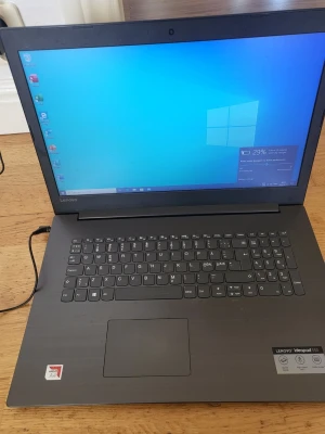 Lenovo Ideapad 330 bärbar dator - Snygg och stilren Lenovo Ideapad 330 med stor skärm och numeriskt tangentbord. Datorn är mörkgrå med en matt finish och har AMD-processor. Perfekt för studier, surf och gaming. Tangentbordet är i fullstorlek och chassit är gjort i plast.