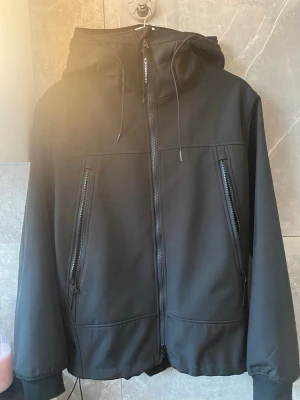 CP Company jacka - Tja, säljer min CP Company jacka som blivit för liten för mig. Den är i toppskick och har bara använt fåtal gånger. Tveka inte att ställa frågor!