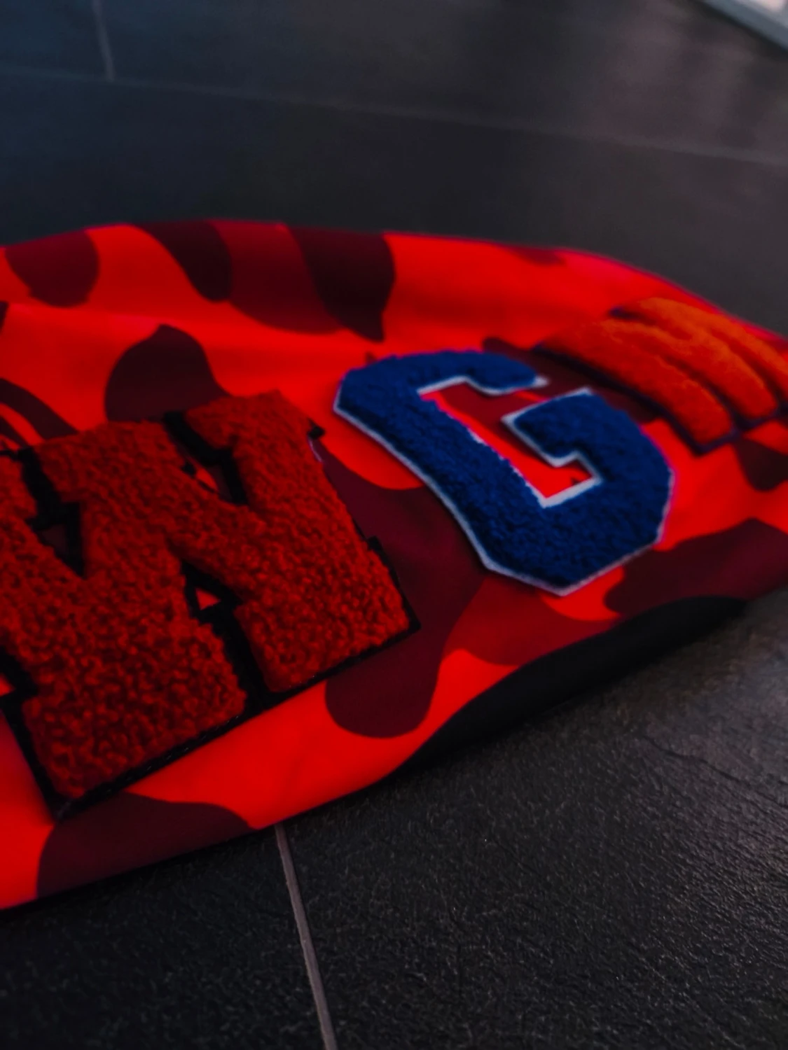 Röd BAPE Shark Hoodie med camomönster - 1