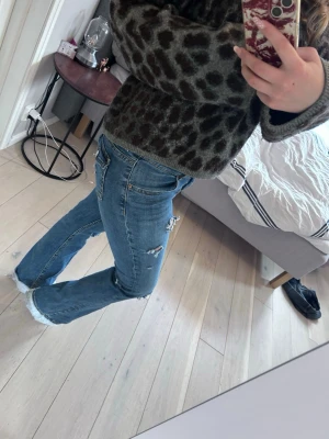Blå slitna bootcut jeans - Gjort hålen själv och har sytt på spets nertill. De är bootcut och lågmidjade💕💕