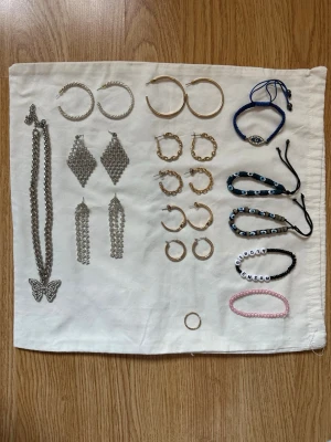 Smyckespaket örhänge halsband armband ring i guldfärg silverfärg rosa blå - Smyckespaket med örhängen, halsband, armband, ring i olika färger.