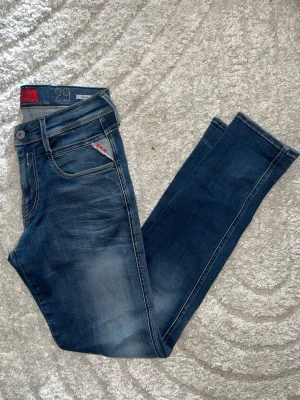 Replay Anbass jeans  - Blåa replay anbass jeans med snyggt kontrastmönster. Jeansen är mjuka och har en slim passform. Midja 36cm, längd 105cm. JAG SKICKAR EJ FLER BILDER NÄR JAG BÄR JEANSEN! för bättre inblick i passformen rekommenderar jag att googla på modellnamnet. För storleksguide kolla måtten noggrant då jeansen alltid kan vara uppsydda heller krympta och jag ej tar emot returer :) 1,98