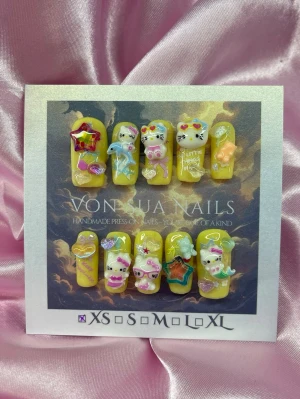 HelloHK (XS);Medium Square;Curved - Handgjorda press-on naglar i klargul färg med 3D dekorationer som söta HK, stjärnor och hjärtan. Naglarna har en glansig finish och detaljer i pastellfärger, med motiv som Hello Kitty och delfiner. Perfekt för dig som vill sticka ut med unika och lekfulla naglar.XS: 14 mm, 11 mm, 11,5 mm, 10 mm, 8 mm 