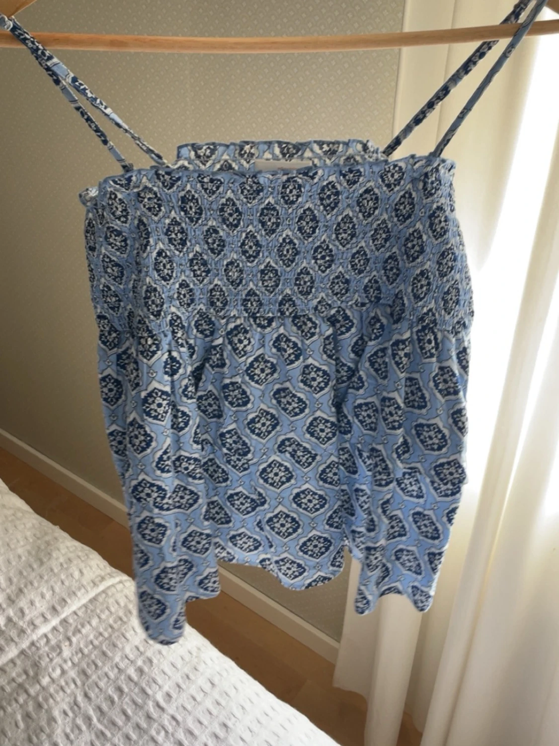 Blå mönstrad linnetopp Gina Tricot
